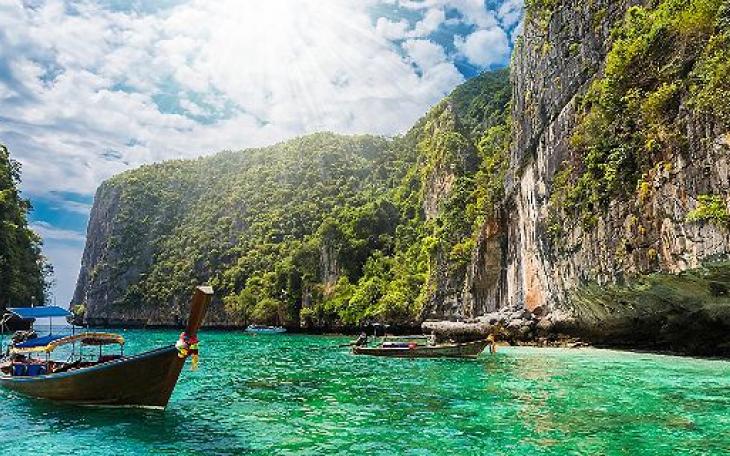 Лодка на острове